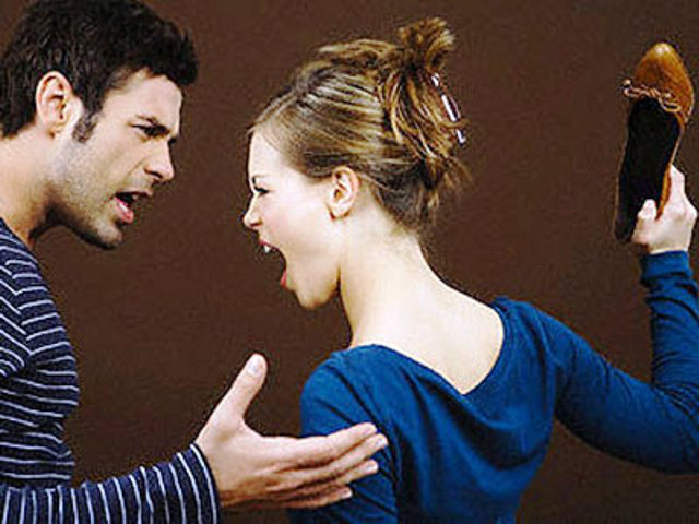 Danh ghen khong thanh con bi chong bao hanh truoc mat nhan tinh-Hinh-3