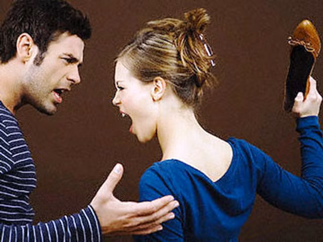 Danh ghen khong thanh con bi chong bao hanh truoc mat nhan tinh-Hinh-3