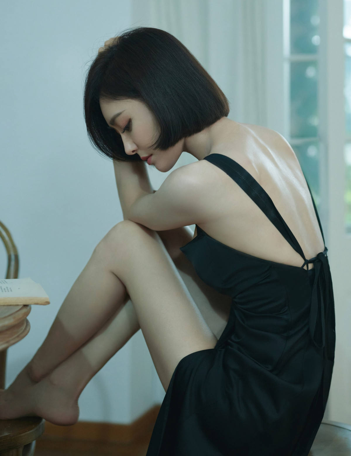 "Cô ấy thật xinh đẹp, đáng kinh ngạc, tỷ lệ eo hông quá chuẩn, tôi thấy rất ghen tỵ", "Vóc dáng của Tần Lam chỉ có thể dùng từ hoàn mỹ để hình dung", "Vòng eo này đến cô gái 20 như tôi cũng ghen tỵ", "Đây là vóc dáng mà tôi mơ ước", Tần Lam chỉ cao 1,64 m nhưng nhờ tỷ lệ đẹp nên nhìn chân cô ấy cao hơn", là những bình luận nhận được hàng nghìn lượt đồng tình trên Weibo.