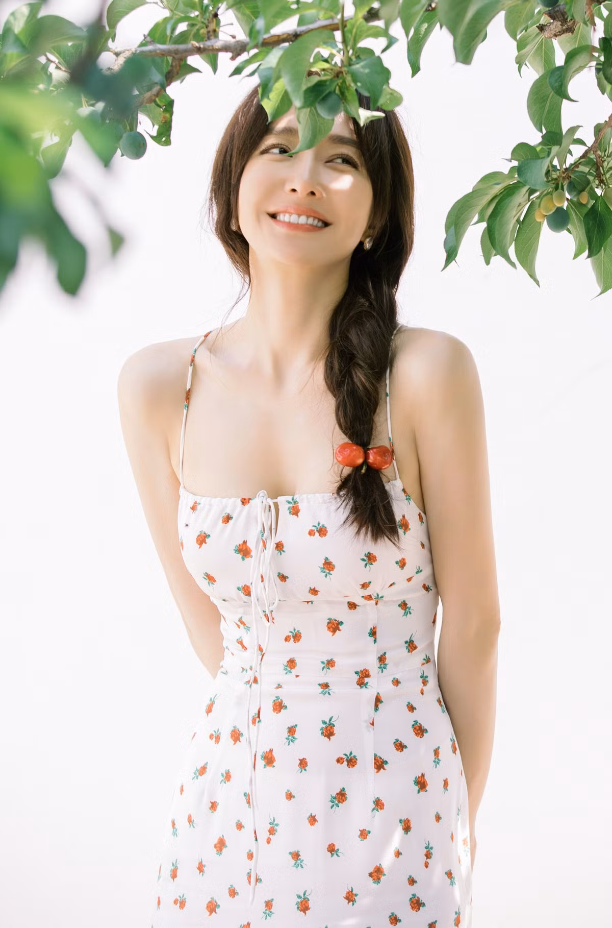 Cô ấy tỏa sáng là bộ phim về đề tài công sở. Đây là dạng phim phù hợp với lứa tuổi của Tần Lam. Nữ diễn viên không gồng mình để đóng vai thiếu nữ ngây thơ mà lựa chọn đóng dòng phim về nghề nghiệp.