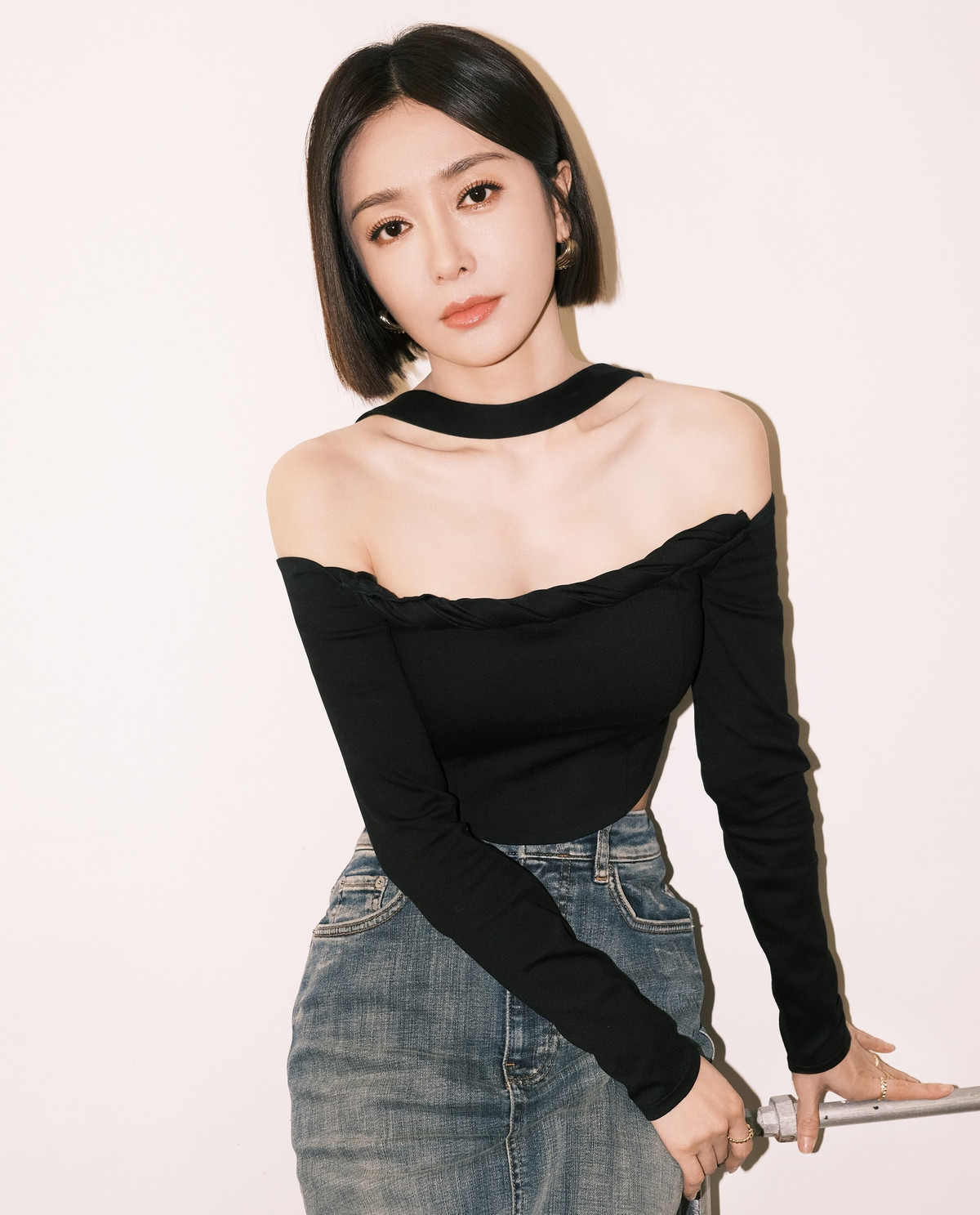 Về đời tư, Tần Lam ngầm thừa nhận đang hẹn hò với đàn em kém 10 tuổi Ngụy Đại Huân. Mối quan hệ của họ nảy nở khi hợp tác trong bộ phim truyền hình Tất cả về bác sĩ Đường. Cả hai nhiều lần bắt gặp đi du lịch cùng nhau.