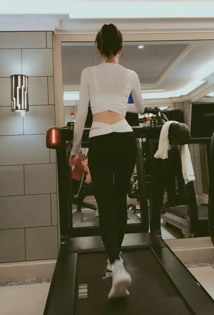 Bên cạnh đó, những hình ảnh Tần Lam chăm chỉ luyện tập, khoe vóc dáng mảnh mai nhưng vẫn săn chắc cũng nhận được sự chú ý của công chúng.