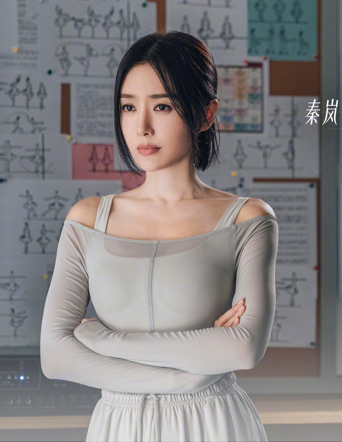 Theo đó, trong một cảnh quay, khán giả chú ý tới vóc dáng quyến rũ của Tần Lam ở tuổi 44, những đường cong cơ thể nữ tính, đôi chân dài, eo thon hông nở trở thành niềm khát khao của nhiều khán giả nữ.