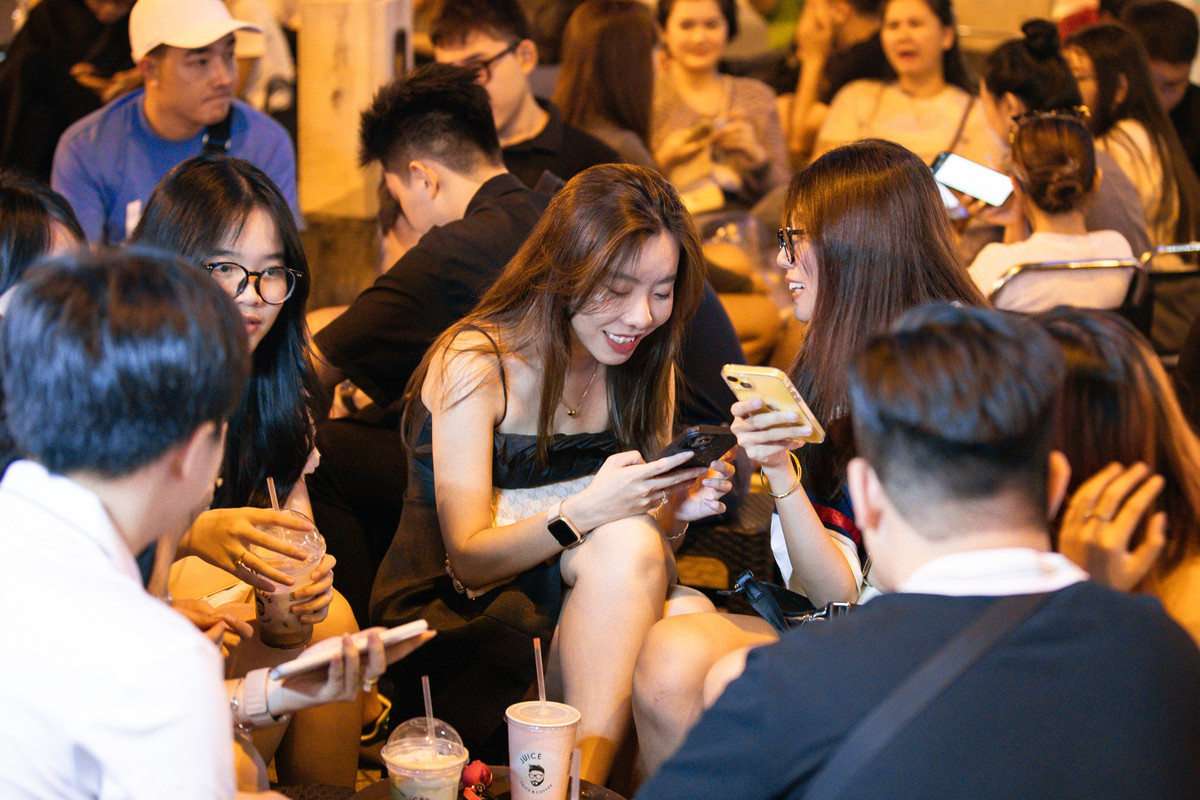 Dù vậy, so với không gian trong nhà, không gian vỉa hè cho phép các nhóm bạn đông tùy ý xoay chuyển bàn ghế, cũng như dễ trò chuyện hơn. Các lầu có điều hòa chỉ có khách tới trong ngày.