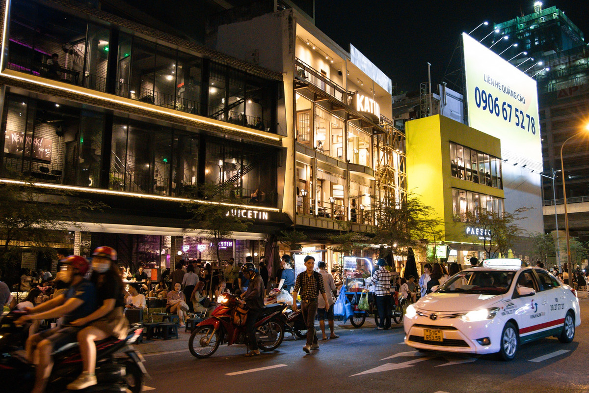 Khoảng 6 tháng trở lại đây, nhiều thương hiệu F&amp;B có tiếng đã tập trung về khu vực này, như Katinat, Juicetin, Passio, Okkio, tạo ra không khí sôi động, nhất là tầm chiều tối, cuối tuần.