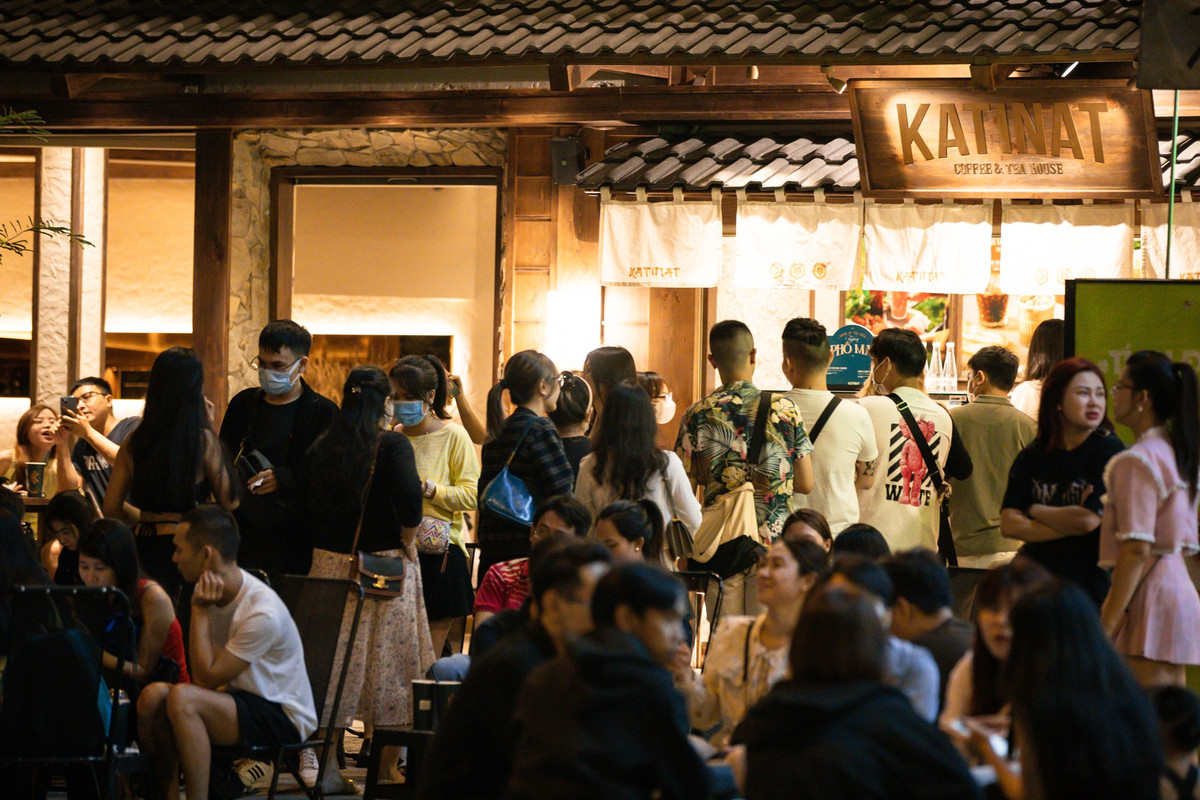 Tối 25/6, dòng người xếp hàng đông đúc trước quầy order của thương hiệu Katinat, nơi mới khai trương 2 ngày. Cảnh tượng này cũng dễ bắt gặp ở những cửa hàng xung quanh.
