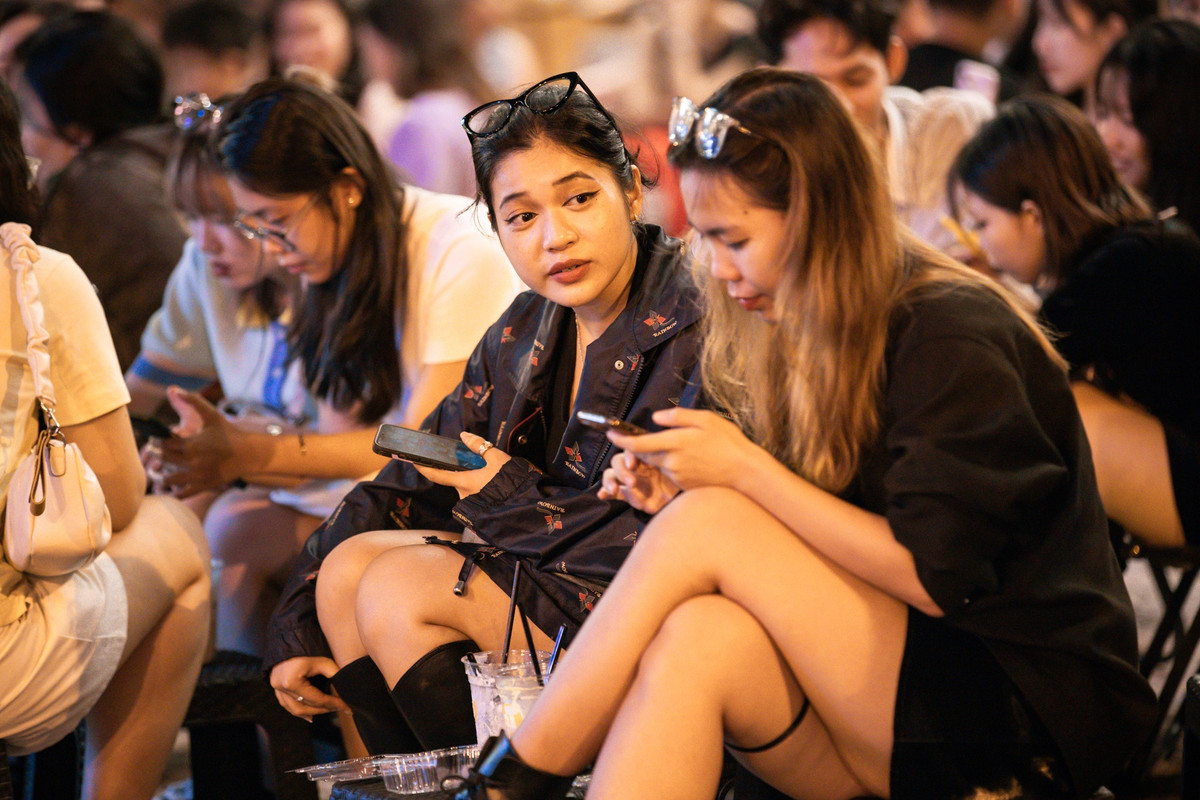 Trong ảnh, Thủy Tiên và Thúy Vân (cùng 23 tuổi, TP.HCM) cho biết có thói quen chọn một quán cà phê mới để trải nghiệm. Lần này, tranh thủ thời tiết TP.HCM mát mẻ sau trận mưa chiều, hai người tìm đến đường Nguyễn Siêu để ngồi cà phê vỉa hè. "So với lần cuối đi qua con phố này, tôi thấy nơi đây nhộn nhịp hơn rất nhiều. Có thể nói đây là tụ điểm ăn chơi mới của các bạn trẻ", cô nói.