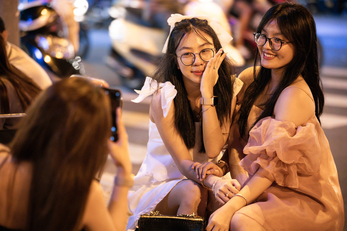 Quỳnh Như (17 tuổi, TP.HCM, bên phải) cho biết thích không gian thoáng đãng, mát mẻ, lại tiện đi lại ở khu vực này. Trước đó, cô là khách quen của các quán cà phê, trà sữa ở khu vực phố đi bộ Nguyễn Huệ. "Đây là lần đầu tôi đến đây và có thể sẽ trở lại nhiều lần nữa. Khu này mới, không gian rộng rãi và đón gió tự nhiên, ngồi thoải mái hơn hẳn", cô chia sẻ.