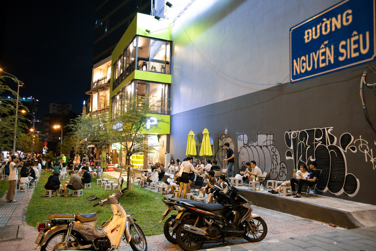 Đoạn Nguyễn Siêu, đặc biệt khúc giao với đường Ngô Văn Năm, đang trở thành điểm hẹn hò mới của giới trẻ. Trước khi cầu Ba Son được đưa vào khai thác, kết nối giao lộ Tôn Đức Thắng - Lê Duẩn (quận 1) với Khu đô thị mới Thủ Thiêm (TP Thủ Đức), đây chỉ là đoạn đường hẹp, nằm khuất sau những tòa cao ốc văn phòng và lẫn vào các công trường xây dựng.