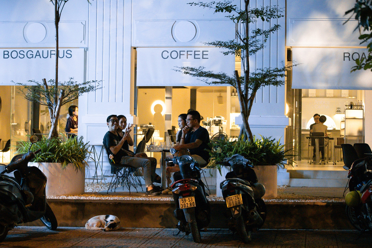 Khác với khu Nguyễn Siêu - Ngô Văn Năm, cũng ở quận 1, nhiều vị trí đắc địa trên đường Tôn Thất Thiệp, ngã 6 Phù Đổng, Nhà thờ Đức Bà, Hồ Con Rùa lại chứng kiến làn sóng trả mặt bằng, các thương hiệu nổi tiếng lần lượt rời đi.