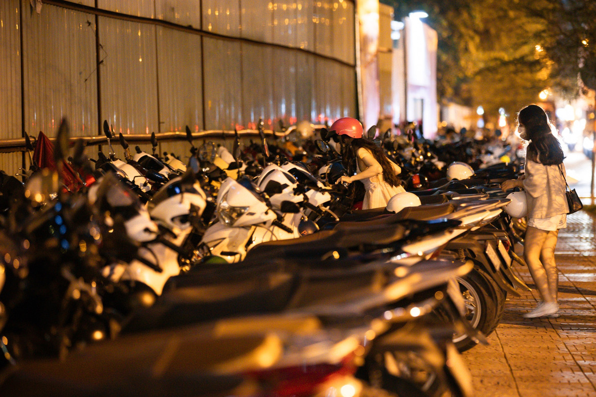 Khu vực vỉa hè, khoảng trống phía trước các công trường, được tận dụng làm nơi gửi xe có trả phí, với mức giá 10.000 đồng/xe máy. Một số quán hỗ trợ 1/2 phí gửi xe cho khách bằng cách trừ thẳng vào hóa đơn.