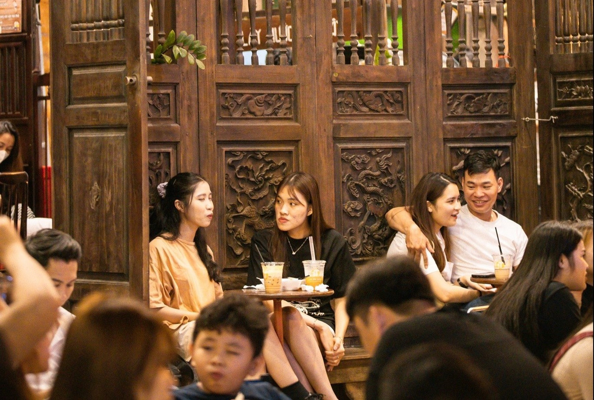 Càng về khuya, con phố cà phê càng tập nập người trẻ ghé thăm. Trên mạng xã hội, khu vực này từng nổi tiếng vì những clip ghi nhận cảnh hàng trăm người ngồi tràn ra đường khiến lực lượng quản lý trật tự đô thị phải nhắc nhở.