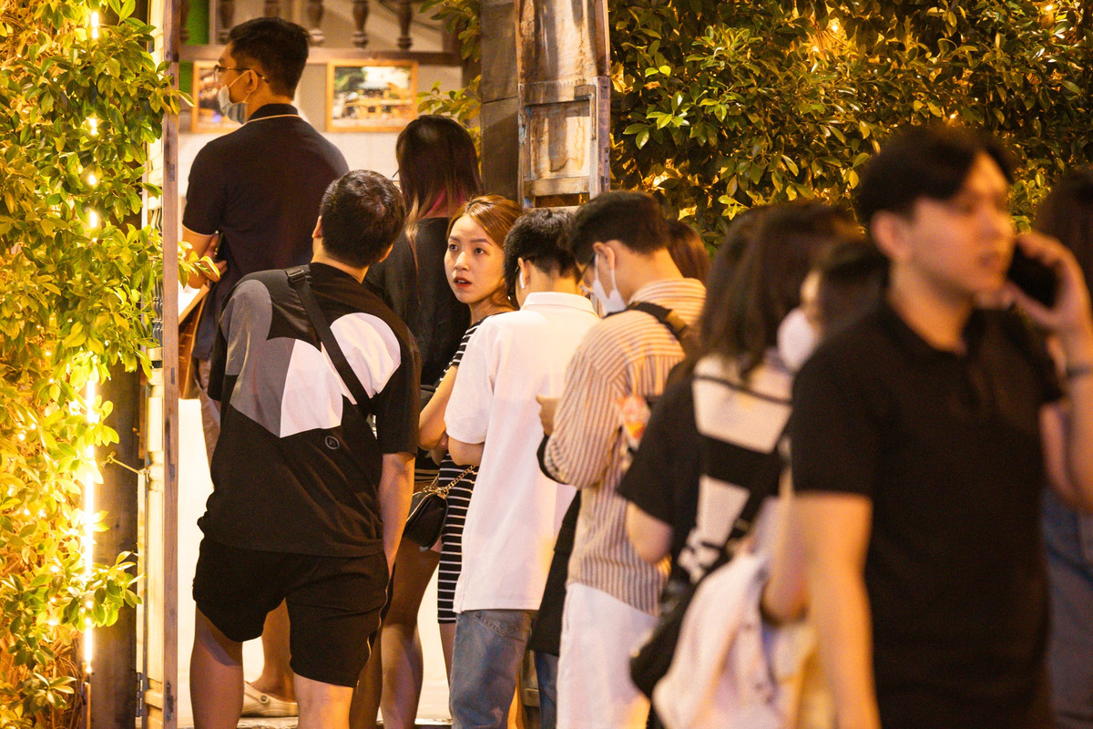 Theo ghi nhận, để gọi được đồ uống, mỗi khách có thể phải xếp hàng tới 15 phút, rồi chờ thêm 10-15 phút nữa để nhận đồ uống. Do lượng người quá đông, nhiều quán khu vực này áp dụng hình thức tự phục vụ, khách gọi đồ uống, lấy thẻ, tự đến lấy đồ tại quầy.