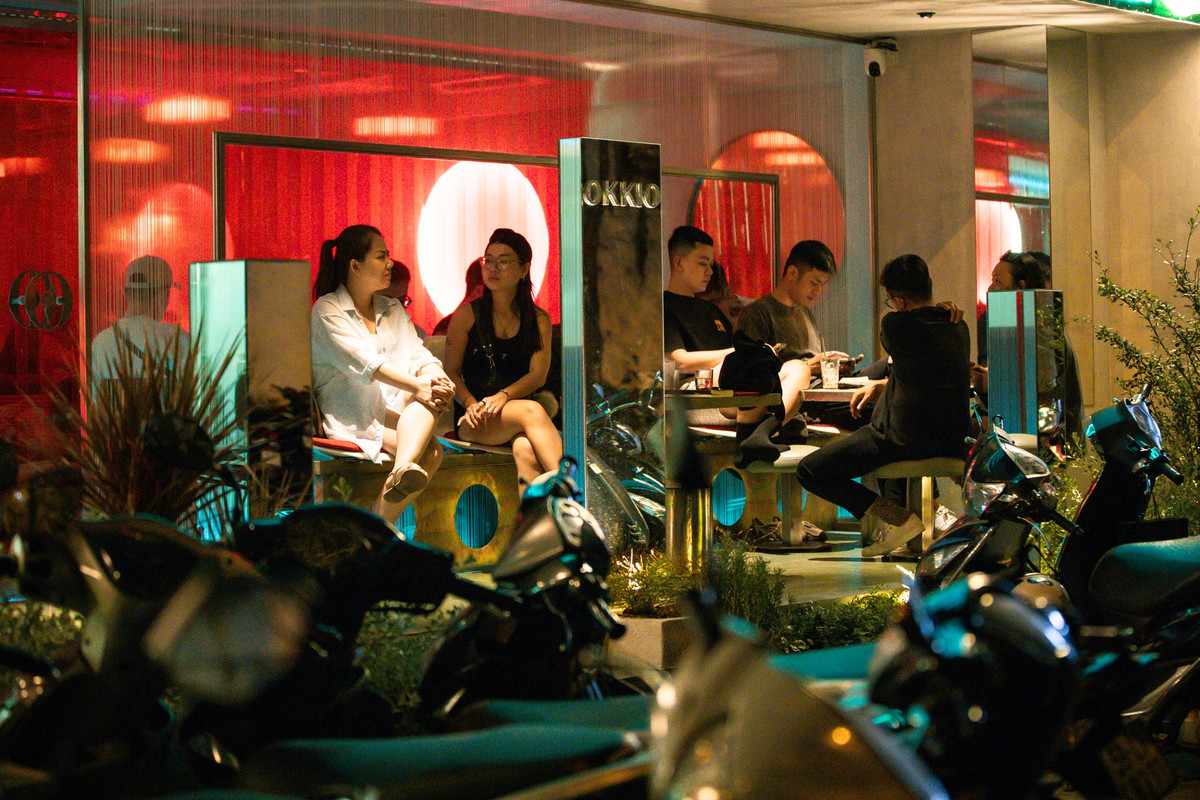 Đây cũng là một trong những lợi thế của khu vực này so với nhiều quán cà phê ở quận 1, ví dụ như khu vực Nhà thờ Đức Bà, vì không có chỗ đậu xe và phải đi bộ khá xa để uống một ly nước.