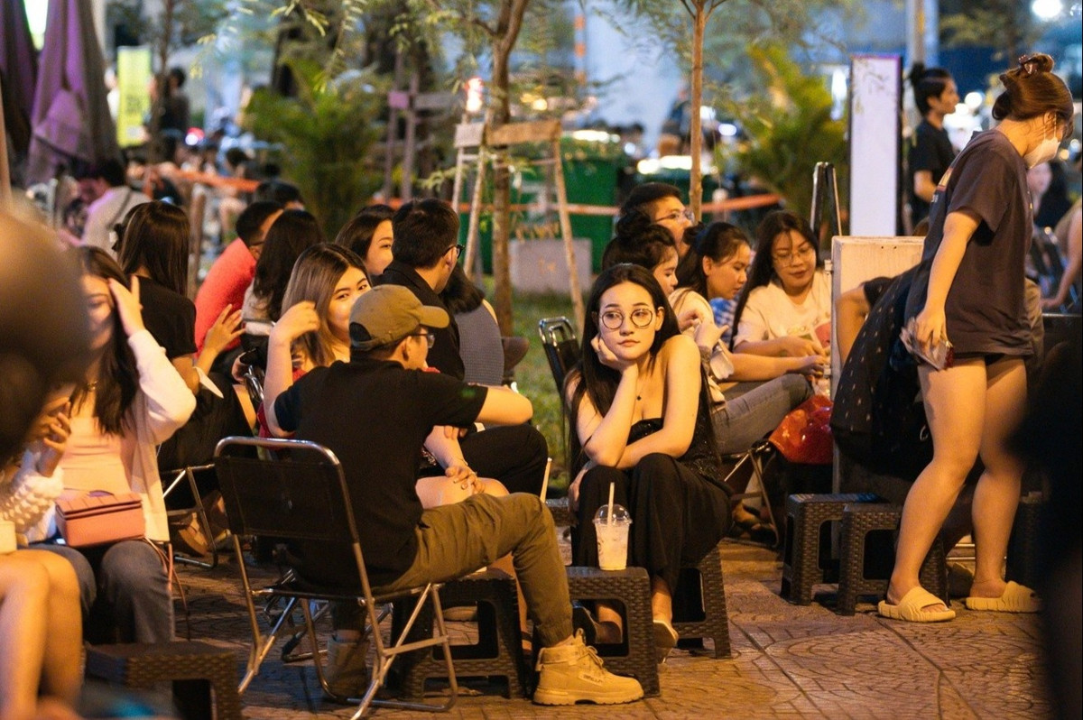 Nhiều quán ở đây được xây cao tầng nhằm tận dụng vị trí đắc địa đón view cầu Ba Son, tòa Landmark 81, nhưng khách hàng lại ưa thích không gian ngoài trời với những chiếc bàn, ghế nhựa bày trên vỉa hè.