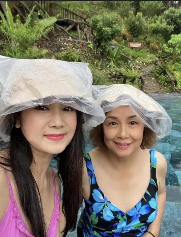 Đây là lần hiếm hoi NSND Thu Hà đăng tải những khoảnh khắc gợi cảm lên trang cá nhân. Trong loạt ảnh, nữ nghệ sĩ diện áo tắm một mảnh màu hồng, vui vẻ khoe vóc dáng ở bể bơi. Chị nhận được nhiều lời khen ngợi từ cư dân mạng như: "Người đẹp không tuổi", "Quá hấp dẫn", "Quá xinh cô ơi",...