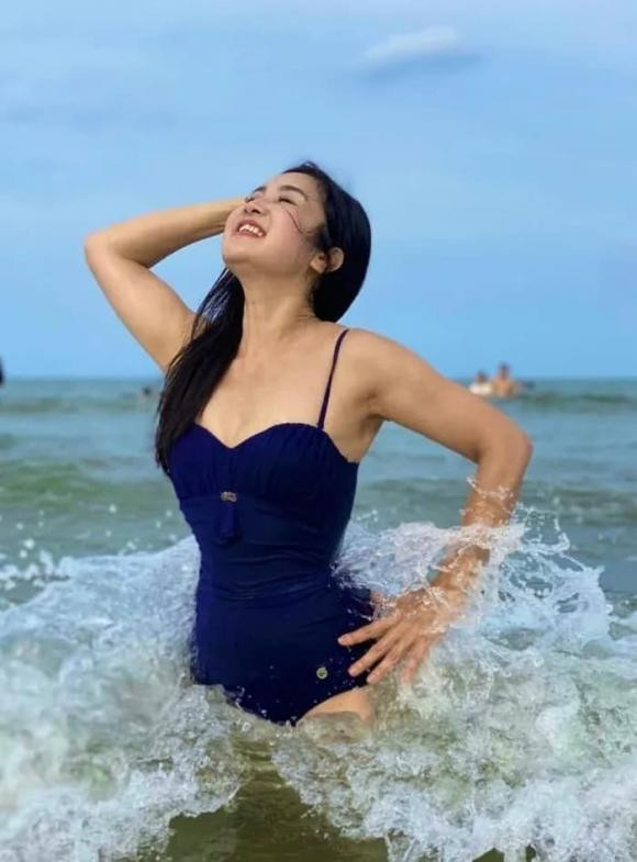 Hiện loạt khoảnh khắc đang gây sốt rần rần khắp mạng xã hội và được đông đảo netizen truyền tay nhau rộng rãi. Điều này chứng minh rằng, dù ở lứa tuổi U55 nhưng sắc vóc của NSND Thu Hà vẫn thuộc hàng của hiếm trong giới nghệ sĩ Việt.