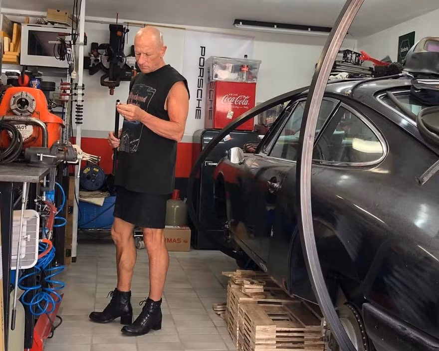 Bức ảnh chia sẻ về công việc hàng ngày cho thấy dù diện váy với giày cao gót cũng không làm khó được Mark Bryan. Ảnh: Bored Panda.