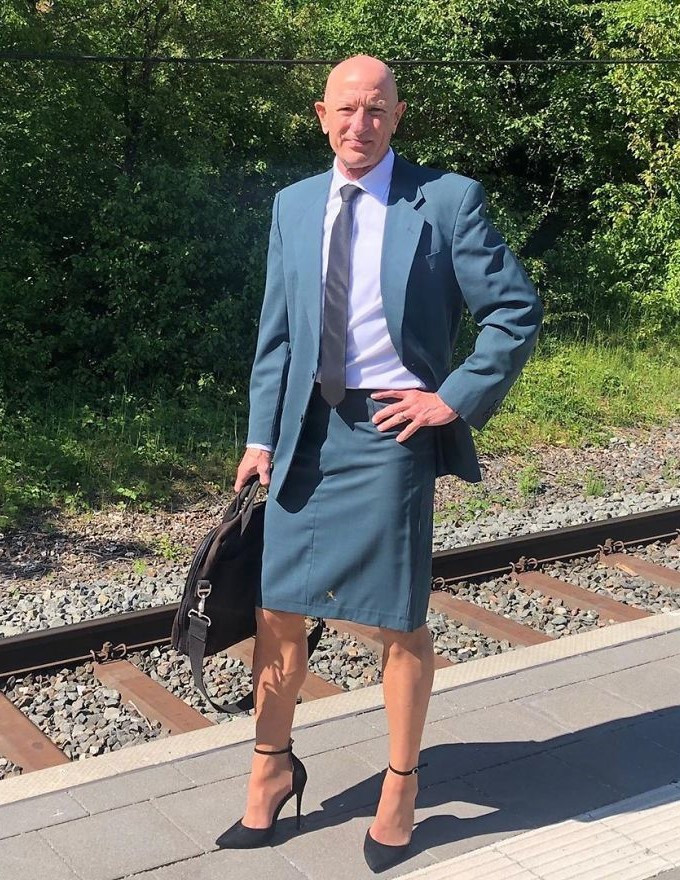 Mark Bryan hiện làm công việc kỹ sư chế tạo người máy tại Đức. Ông vẫn sinh hoạt bình thường như bao người khác, ngoại trừ việc thách thức định kiến về giới tính mỗi ngày. Mark thể hiện tầm hiểu biết về thời trang qua cách phối màu sắc ton-sur-ton nhằm làm nổi bật trang phục. Ảnh: Bored Panda.