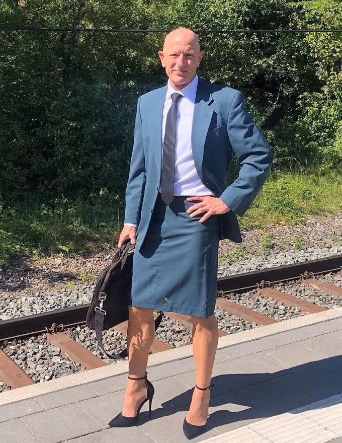 Mark Bryan hiện làm công việc kỹ sư chế tạo người máy tại Đức. Ông vẫn sinh hoạt bình thường như bao người khác, ngoại trừ việc thách thức định kiến về giới tính mỗi ngày. Mark thể hiện tầm hiểu biết về thời trang qua cách phối màu sắc ton-sur-ton nhằm làm nổi bật trang phục. Ảnh: Bored Panda.