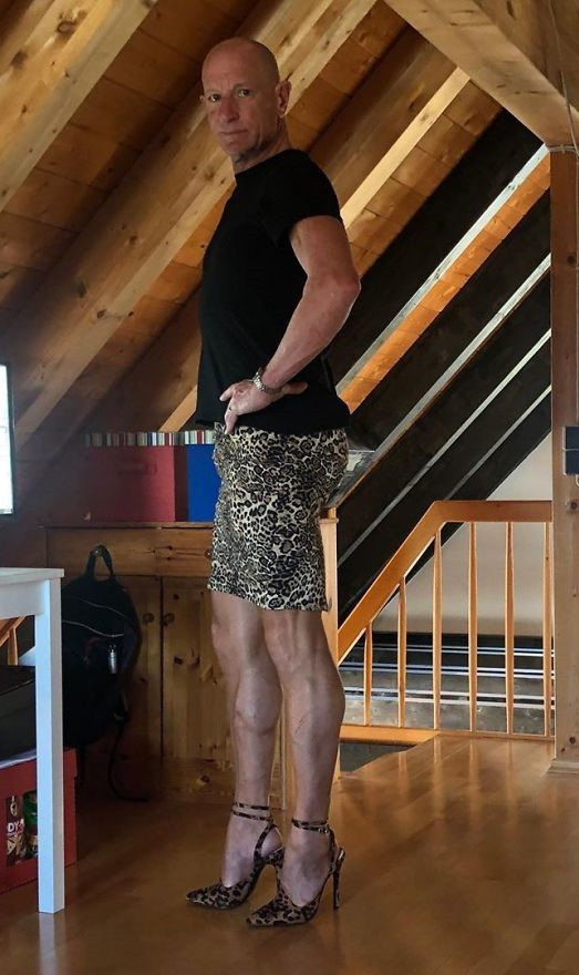 Những món đồ tạo nên xu hướng hiện nay như váy kẻ sọc, họa tiết da thú, túi kẹp nách... cũng được Mark nhanh chóng sở hữu. Kể cả khi không đi làm, ông vẫn giữ thói quen diện chân váy ngắn cùng giày gót nhọn. Ảnh: Bored Panda.