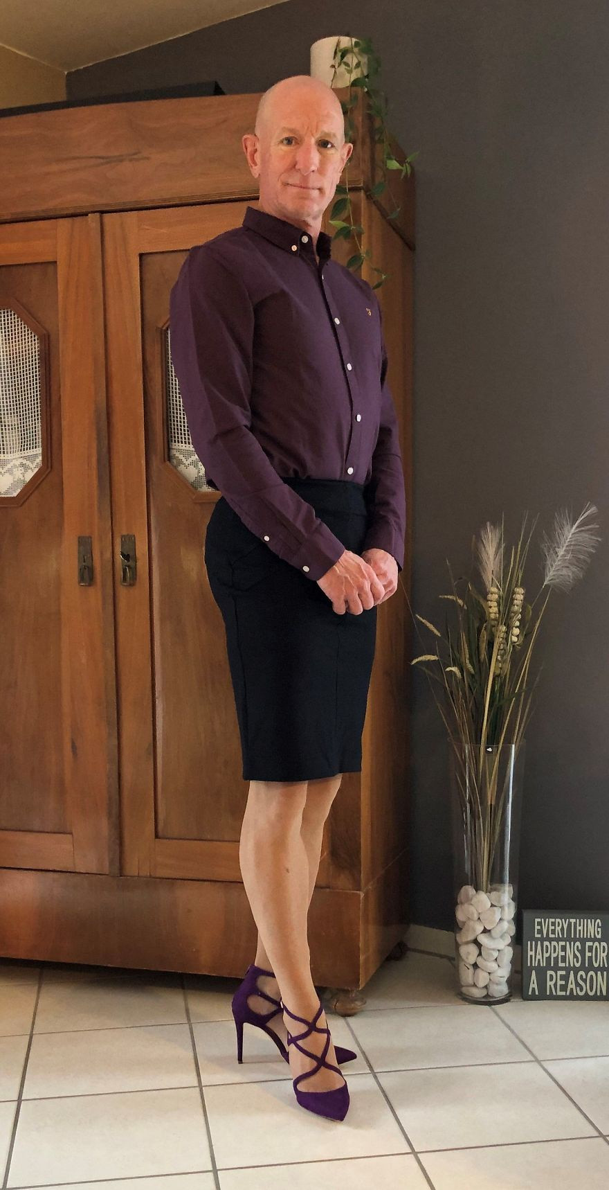 Xã hội thường quan niệm rằng quần áo có "giới tính", có một số trang phục chỉ hợp cho phụ nữ hoặc đàn ông. Tuy nhiên, theo Bored Panda, rất nhiều người giờ có suy nghĩ cởi mở, thoải mái thể hiện bản thân mà không quan tâm phải sống theo khuôn mẫu nào. Mark Bryan là ví dụ điển hình. Ảnh: Bored Panda.