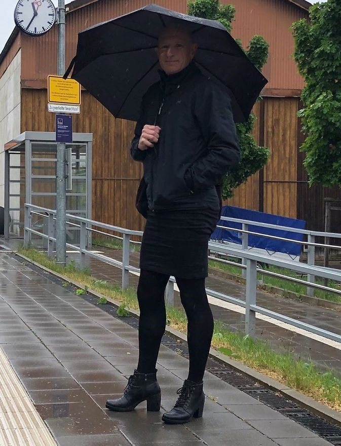 Khi tiết trời sang đông, ông khéo léo phối tất đen mỏng để phù hợp với màu sắc của cả bộ đồ. Thay vì giày cao gót như thường lệ, nam kỹ sư chọn boots cao cổ nhằm giữ ấm nhưng vẫn đảm bảo tính thời trang. Ảnh: Bored Panda.