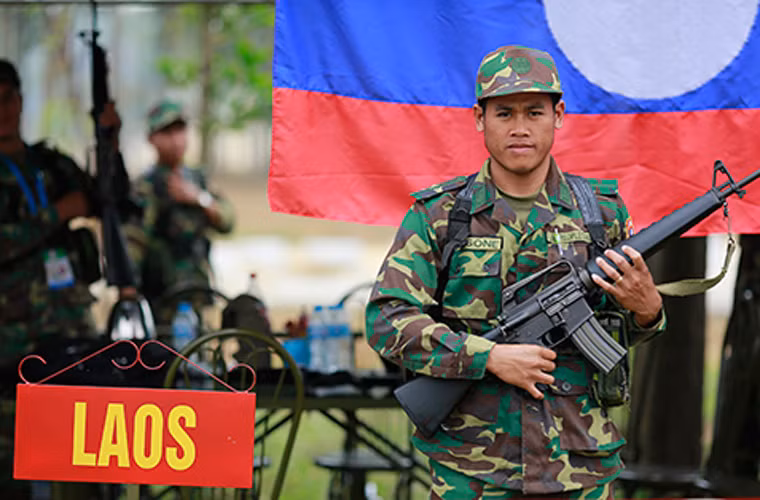 Tham gia Giải AARM-24, quân đội các nước ASEAN sử dụng 2 phiên bản của súng trường M16 là A2 và A4. Sự khác biệt chính của hai phiên bản này là việc bản M16A4 bỏ phần tay cầm trên thân súng và tích hợp ray thép Picatinny tiện dụng cho việc lắp đặt các thiết bị hỗ trợ chiến đấu kèm theo. Thượng úy Somock, Đội súng trường quân dụng Lào đánh giá, "súng trường M16 là phù hợp với kỹ năng thi đấu súng trường của Đội súng trường quân dụng Lào".