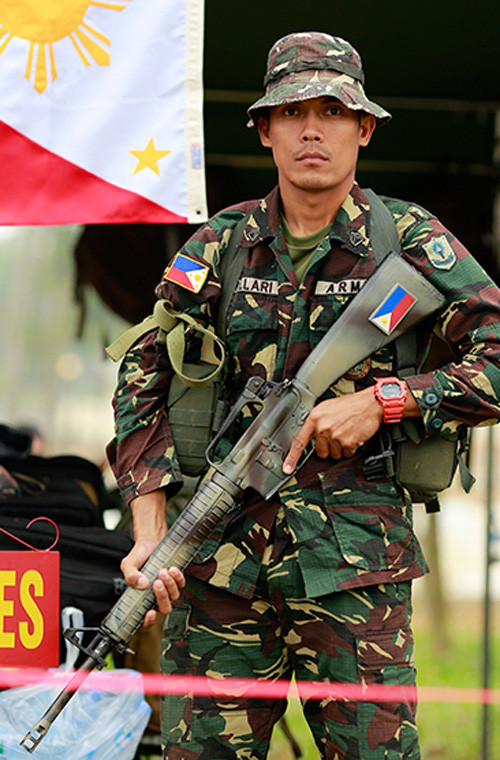 M16 sử dụng hệ thống trích khí phản lực và lên đạn bằng tay, M16 rất tiện dụng và tin cậy. Nó được đánh giá là độ chụm khi bắn tốt, dù nhiều chuyên gia đánh giá súng dễ bị hỏng hóc khi hoạt động trong môi trường khắc nghiệt vì các lỗi ở hệ thống trích khí hoặc hóc đạn. Trong ảnh là xạ thủ đội Philippines với khẩu M16 - Trung sĩ Alan Lao, Đội súng trường quân dụng Philippine cho biết, M16A2 hiệu quả cho cả bắn chiến đấu và thi đấu.