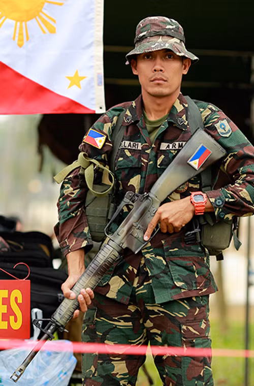 M16 sử dụng hệ thống trích khí phản lực và lên đạn bằng tay, M16 rất tiện dụng và tin cậy. Nó được đánh giá là độ chụm khi bắn tốt, dù nhiều chuyên gia đánh giá súng dễ bị hỏng hóc khi hoạt động trong môi trường khắc nghiệt vì các lỗi ở hệ thống trích khí hoặc hóc đạn. Trong ảnh là xạ thủ đội Philippines với khẩu M16 - Trung sĩ Alan Lao, Đội súng trường quân dụng Philippine cho biết, M16A2 hiệu quả cho cả bắn chiến đấu và thi đấu.