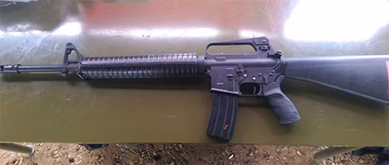  Súng trường M16 là bản thiết kế lại của súng AR-15 được hãng ArmaLite bán bản quyền lại cho hãng Colt. M16 hiện là dòng súng trường thông dụng nhất trong biên chế Quân đội Mỹ và các quốc gia NATO hiện nay. Thiết kế của dòng súng trường Mỹ này cũng được nhiều nước vay mượn để phát triển các phiên bản “M16 nội địa”.