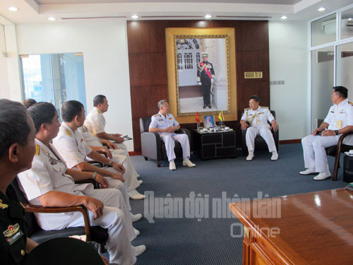 Trong thời gian ở Brunei, Biên đội tàu gồm HQ-011 Đinh Tiên Hoàng và HQ-012 Lý Thái Tổ với hơn 220 sĩ quan và thủy thủ luôn được phía Brunei đón tiếp trọng thị và chu đáo với nghi lễ cao nhất. Trong ảnh: Tư lệnh Hải quân Brunei tiếp Chuẩn Đô đốc Nguyễn Văn Kiệm và Chỉ huy đoàn tàu sáng 19/11. Tư lệnh Hải quân Brunei luôn bố trí xe con với phù hiệu 2 sao để đưa đón Chuẩn đô đốc Nguyễn Văn Kiệm trong khi bản thân ông chỉ đi xe với phù hiệu 1 sao.