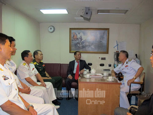 Sáng sớm 19/11, đích thân Đại sứ Nguyễn Trường Giang cùng Đại tá Nguyễn Văn Sơn, Tùy viên Quốc phòng Việt Nam tại Brunei đã theo ca-nô hoa tiêu lên đón tàu từ phao số 0. Trong ảnh: Chuẩn Đô đốc Nguyễn Văn Kiệm, Phó tham mưu trưởng Quân chủng Hải quân (bìa phải), cùng Chỉ huy tàu HQ-011 Đinh Tiên Hoàng trao đổi với Đại sứ Nguyễn Trường Giang.