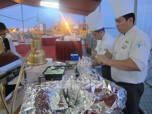 Tiệc chiêu đãi của Biên đội tàu được tổ chức tối 20/11. Buổi tiệc có nhiều ý nghĩa khi Tư lệnh Lực lượng vũ trang, Tư lệnh Hải quân, Thứ trưởng Thường trực Bộ Ngoại giao và Thương mại Brunei cùng nhiều quan khách tới dự. Brunei là quốc gia theo đạo hồi nên Hải quân Hoàng gia Brunei cũng thuê đầu bếp của một khách sạn nổi tiếng đến phục vụ thêm món thịt cừu và thịt gà theo đúng phong tục.