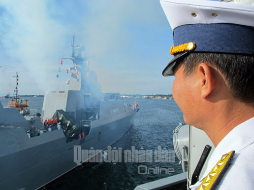 Tàu HQ-012 đang cập cảng Muara. Đây là chuyến thăm Brunei lần đầu tiên của tàu Hải quân Việt Nam. Tháng 4/2014, tàu Hải quân Hoàng gia Brunei thăm Việt Nam lần đầu tiên cập cảng Hải Phòng. Hải quân hai nước đã thiết lập được kênh liên lạc riêng.