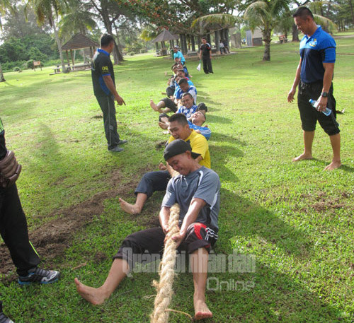 Các hoạt động thi đấu bóng chuyền và kéo co diễn ra sôi nổi trên bãi biển Muara chiều 20/11.