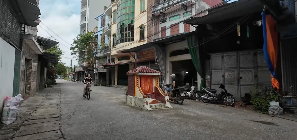 Chuyện kỳ bí về ngôi mộ cổ giữa đường vào làng tỷ phú Chuyen ky bi ve ngoi mo co giua duong vao lang ty phu