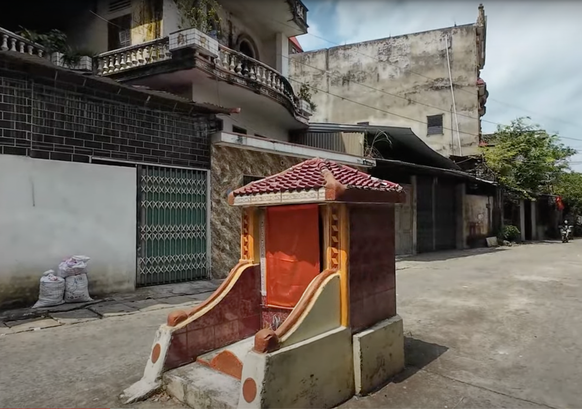 Chuyện kỳ bí về ngôi mộ cổ giữa đường vào làng tỷ phú - Hình 2 Chuyen ky bi ve ngoi mo co giua duong vao lang ty phu-Hinh-2