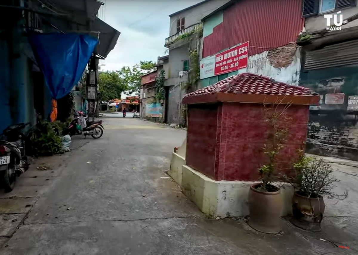 Chuyện kỳ bí về ngôi mộ cổ giữa đường vào làng tỷ phú - Hình 4 Chuyen ky bi ve ngoi mo co giua duong vao lang ty phu-Hinh-4