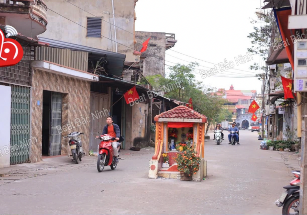 Chuyện kỳ bí về ngôi mộ cổ giữa đường vào làng tỷ phú - Hình 3 Chuyen ky bi ve ngoi mo co giua duong vao lang ty phu-Hinh-3