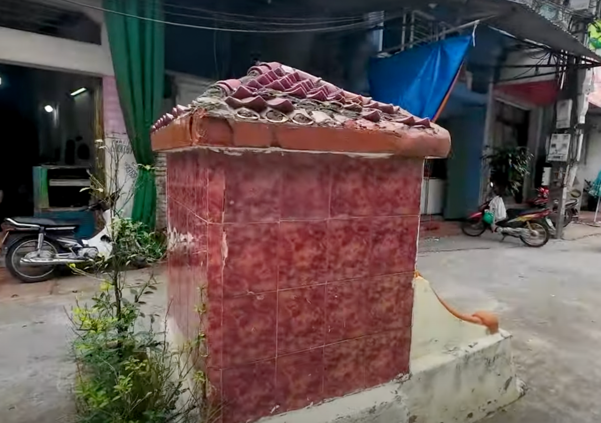 Chuyện kỳ bí về ngôi mộ cổ giữa đường vào làng tỷ phú - Hình 5 Chuyen ky bi ve ngoi mo co giua duong vao lang ty phu-Hinh-5