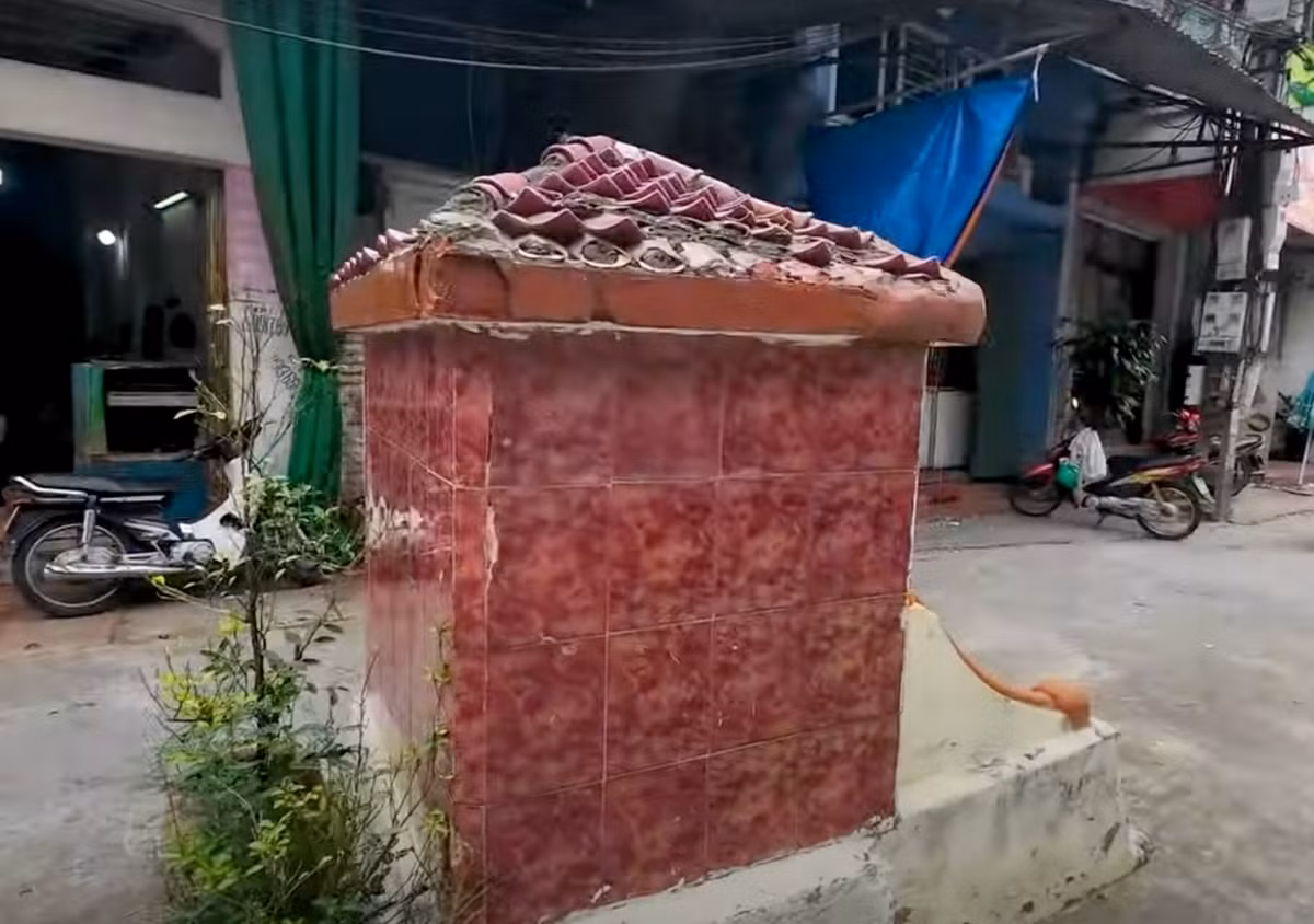 Chuyen ky bi ve ngoi mo co giua duong vao lang ty phu-Hinh-5