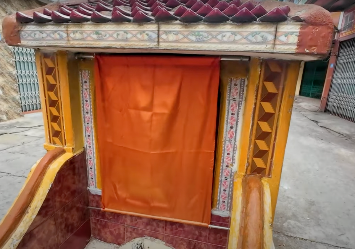 Chuyện kỳ bí về ngôi mộ cổ giữa đường vào làng tỷ phú - Hình 6 Chuyen ky bi ve ngoi mo co giua duong vao lang ty phu-Hinh-6