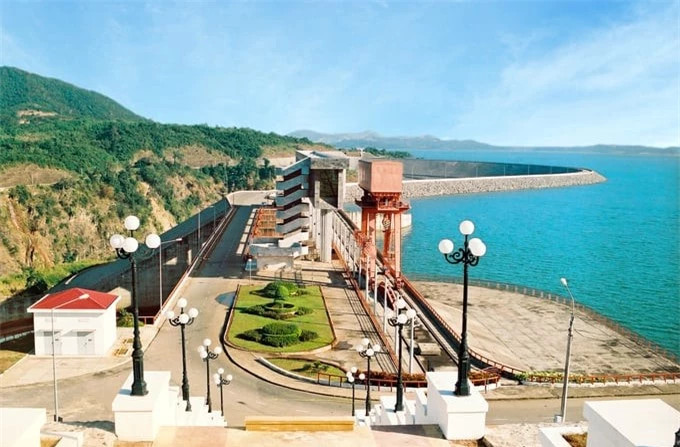 Thế nhưng đó chưa phải là tất cả những điều đặc biệt của nhà máy này, du khách còn có thể chiêm ngưỡng được gian máy ngầm khi đi qua đường hầm dài 600m xuyên qua lòng núi. Những gian máy ngầm sẽ dần hiện ra với không gian rộng lớn và mát mẻ bên trong.