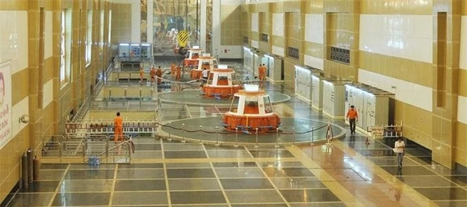 Bốn tổ máy cùng hệ thống công nghệ đồ sộ, hiện đại được đặt ở đây. Ánh sáng lung linh, mờ ảo, âm thanh của tổ máy cùng một chút âm u đã biến gian máy ngầm thành "cung điện" trong lòng đất. Tại đây, du khách sẽ được tìm hiểu thêm về quy trình vận hành thủy điện, trò chuyện cùng công nhân nhà máy, lưu lại những hình ảnh đẹp về điểm đến ấn tượng này.