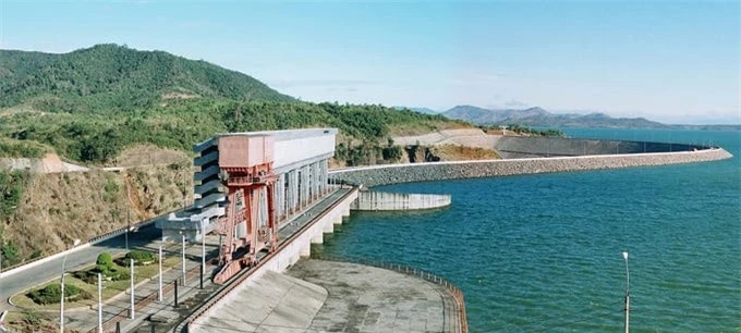 Lời khuyên cho rằng bạn nên đến khám phá thủy điện Ialy vào đầu tháng 12 cho tới tháng 8 năm sau. Trong khoảng thời gian này bạn sẽ được đắm chìm vào thiên nhiên hùng vĩ, không khí trong lành và quang cảnh thiên nhiên đại ngàn Tây Nguyên.