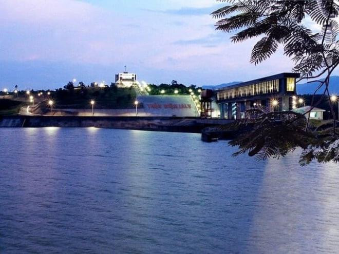 Để xây dựng nên công trình thủy điện hùng vĩ này không thể bỏ quên những người con anh dũng hy sinh trong quá trình xây dựng. Phía sau đài tưởng niệm là cửa nhận nước, nơi dẫn nước vào nhà máy qua hai đường ống khổng lồ có đường kính 7m, xuyên qua lòng núi.