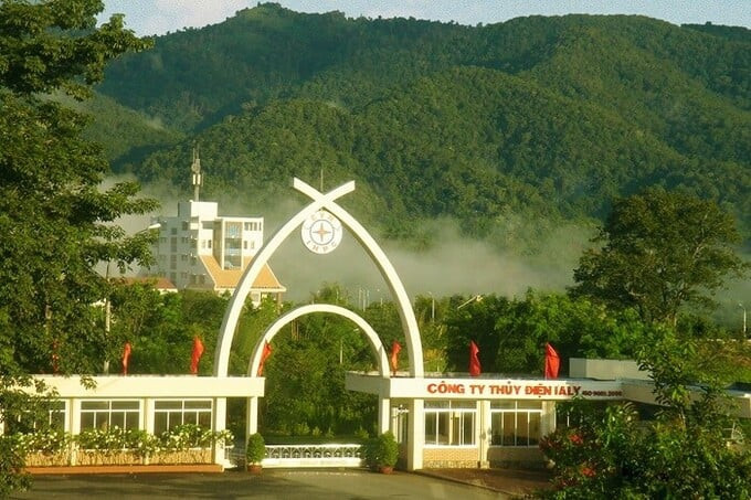  Nhà máy thủy điện Ialy tại huyện Chư Păh, Gia Lai, cách thành phố Pleiku khoảng 40km về hướng Tây Bắc. Công trình này được khởi công vào năm 1993 và mất gần 10 năm để hoàn thành. Nhà máy có công suất lắp máy 720 MW với 4 tổ máy, điện lượng bình quân năm là 3650 triệu KWh. Đây là hệ thống công trình thủy điện ngầm lớn nhất Việt Nam. 