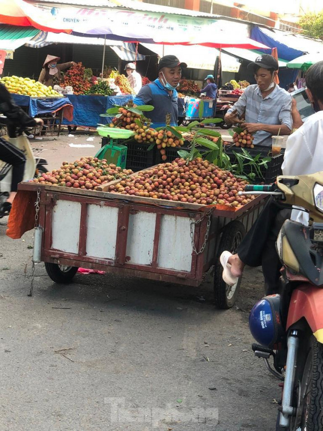 Ghi nhận của PV báo Tiền Phong tại một số chợ, bệnh viện ở TPHCM, không ít tiểu thương, người kinh doanh ăn uống vẫn còn lơ là trong phòng chống dịch bệnh COVID-19.