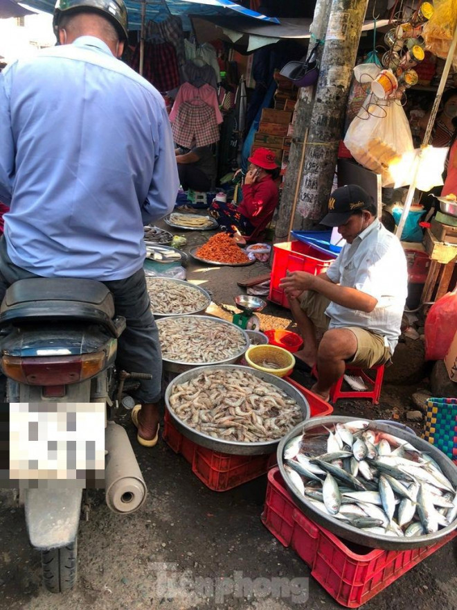 Đại diện Ban quản lý một chợ truyền thống ở quận 1 cho biết: “Đối với tiểu thương kinh doanh trong chợ, chúng tôi có trách nhiệm quản lý, nhắc nhở các biện pháp thực hiện phòng dịch như đeo khẩu trang, rửa tay, giữ khoảng cách… Nếu ai vi phạm nhiều lần thì sẽ có biện pháp xử lý. Tuy nhiên, với khu vực kinh doanh ngoài chợ, buôn bán tự phát thì mình không thể nhắc nhở cũng như mạnh tay xử lý nếu vi phạm. Điều quan trọng là người tiêu dùng tự bảo vệ mình, nếu thấy người bán không có khẩu trang, không có biện pháp phòng dịch bệnh thì nhất quyết không mua”.